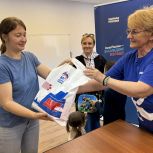 Активистки «Женского движения Единой России» СЗАО вручили школьникам подарки к Дню знаний