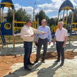 Депутат Законодательного Собрания Вологодской области Анатолий Дианов и Сергей Клопов, который является подрядчиком, выполняющий ремонтные работы посетили Сямженский округ