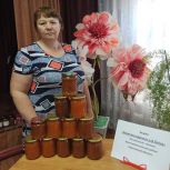 Партийные активисты и волонтеры делают домашнее варенье для бойцов на СВО