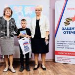 В Прокопьевске депутат от «Единой России» передала школьные наборы первоклассникам