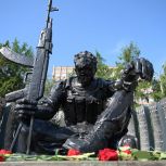 В Екатеринбурге состоялся праздничный митинг в честь 95-й годовщины создания воздушно-десантных войск