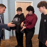 Александр Рем вручил подарки школьникам