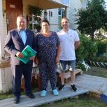 Депутаты «Единой России» оценивают красоту и вклад жителей в конкурсе «Зеленый двор»