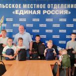 В преддверии Дня знаний депутаты вручили детям из семей участников СВО и многодетных школьные принадлежности.