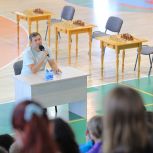 В детском центре «Артек» Сергей Карякин провел сеанс одновременной игры с юными шахматистами
