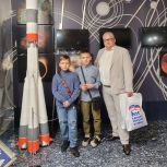 Единоросс передал школьные наборы детям участника СВО