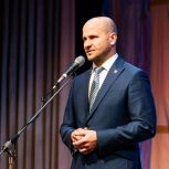 Секретарь Трехгорного местного отделения партии «Единая Россия», глава города Данил Громенко выступил с торжественной речью на празднике атомной промышленности