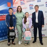 Глава Великих Лук помог собраться в школу шести юным горожанам