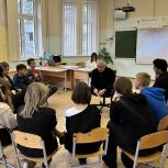 «Единая Россия» организовала профориентационную встречу для школьников