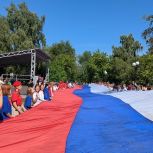 Бийчане развернули 50-метровый триколор в День государственного флага России