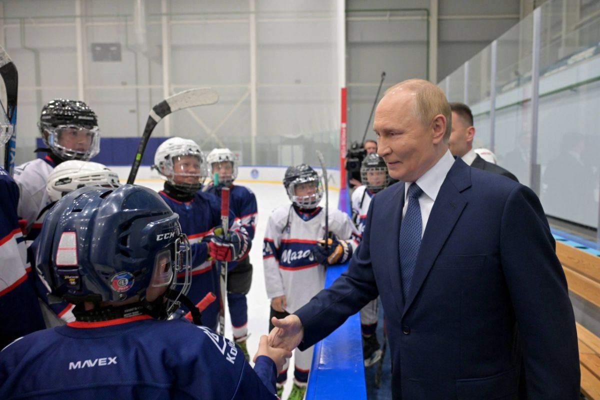 Владимир Путин встретился с юными хоккеистами в Магадане и осмотрел спорткомплекс «Президентский»
