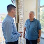 Депутат «Единой России» Сергей Михалёв проконтролировал благоустройство школы и детской поликлиники в Красном Сулине