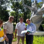 Координатор федерального партийного проекта "Выбирай своё" Анатолий Дианов помогает сокольчанам восстановить мемориал погибшим в годы Великой Отечественной войны