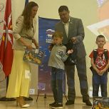 Депутаты «Единой России» вручили школьные наборы ученикам в рамках благотворительной акции