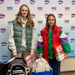 В преддверии Дня знаний единороссы центра Москвы вручили детям рюкзаки с канцелярией