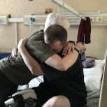 Муниципальные депутаты и сторонники «Единой России»  навестили бойцов СВО в военном госпитале имени П. В. Мандрыка