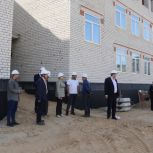 Александр Ачалов и Татьяна Панфилова посетили строящиеся социальные объекты в микрорайоне Мервино