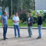 Роман Иголкин, Михаил Белькевич и Иван Юдин проверили состояние дворовых территорий и посетили школу №57