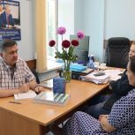 Омский писатель Юрий Перминов передал «Единой России» 300 сборников стихотворений