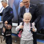 Депутаты вручили школьникам подарки