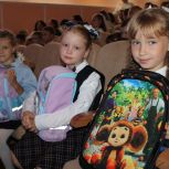 В Юрге единороссы вручили школьные наборы детям участников СВО