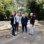 Партийный десант проверил выполнение работ во дворе дома 14 на улице Кирпичного завода