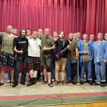 При содействии «Единой России» для участников СВО провели концерт, посвященный Дню флага РФ