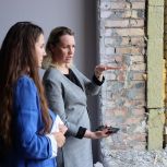 Депутат Госдумы Оксана Фадина проверила ход строительства новой школы в омском микрорайоне «Серебряный берег»
