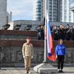 Депутаты и молодогвардейцы приняли участие в церемонии поднятия флагов РФ и Свердловской области