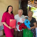 Елена Кравцова поздравила с юбилеем ветерана труда Владимира Михалева