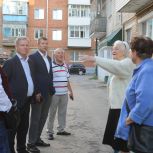 Депутаты Евгений Кадышев и Максим Ладилов встретились с жителями домов по улице Николаева столицы