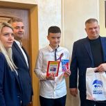 В Мончегорске единороссы вручили юным мончегорцам первые паспорта