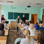 Дмитрий Репников и Лариса Крохалева провели встречу с педагогами школ №24 и №44