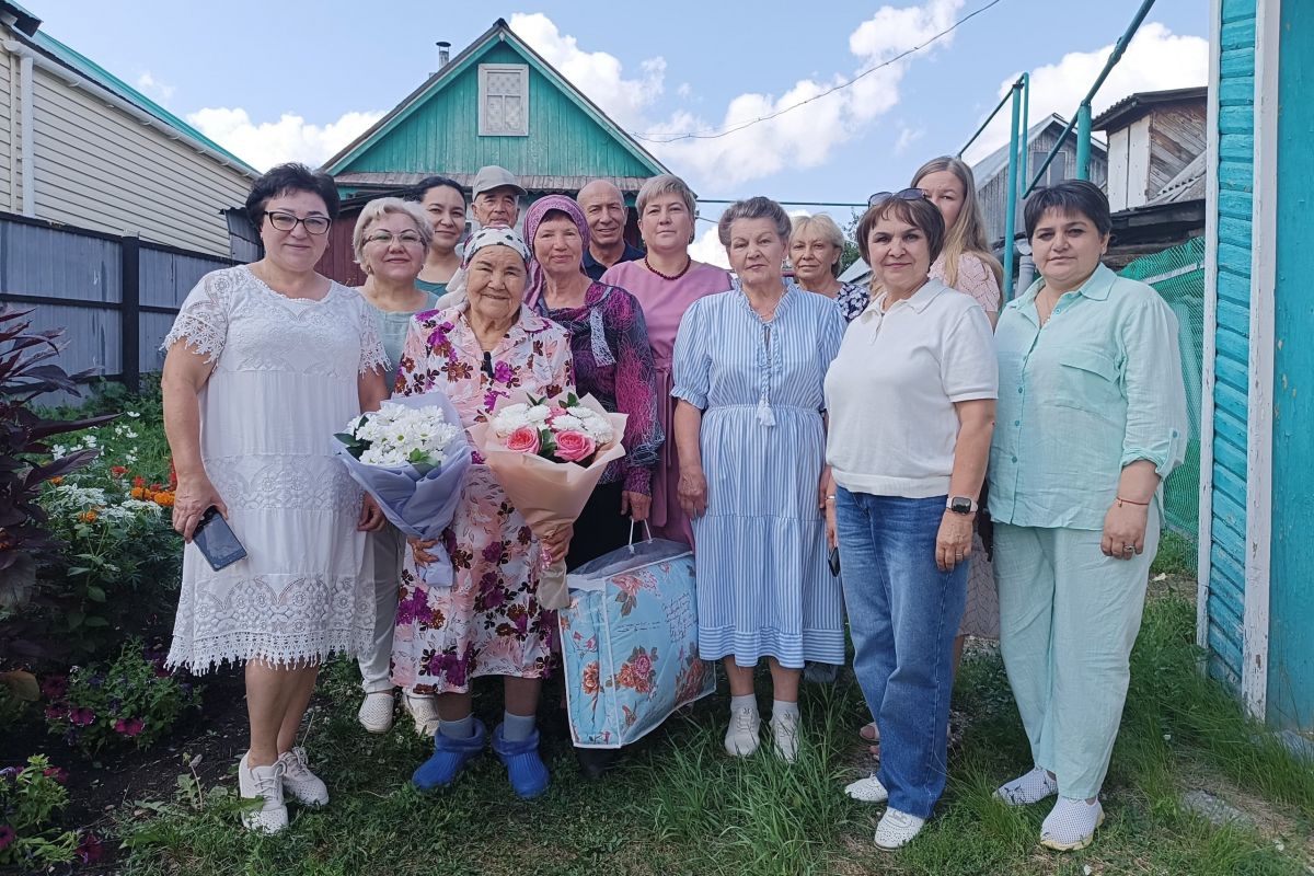 Бавлинские единороссы поздравили ветерана труда с юбилеем
