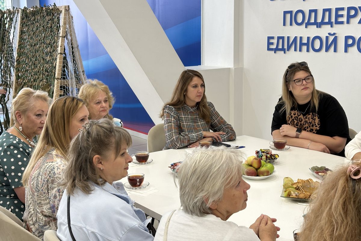 В Штабе общественной поддержки «Единой России» мамам и женам участников СВО рассказали о традициях празднования Спасов