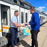 Молодогвардейцы поздравили машинистов поездов с профессиональным праздником