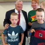 Сертификаты на покупку школьных принадлежностей, рюкзаки и канцелярия: в Удмуртии продолжается партийная акция «Собери ребенка в школу»