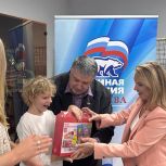 Депутат Ирина Слуцкая вручила подарки к школе юным жителям Западного округа Москвы