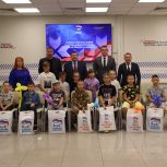 Активисты Октябрьского местного  отделения «Единой России»  вручили  детям  школьные принадлежности в рамках акции «Собери ребенка в школу»