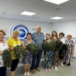 Мурат Хасанов посетил мастер-класс по плетению маскировочных нашлемников в Штабе общественной поддержки