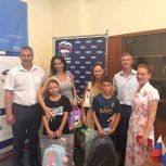 Андрей Коситченков передал школьные наборы нуждающимся семьям