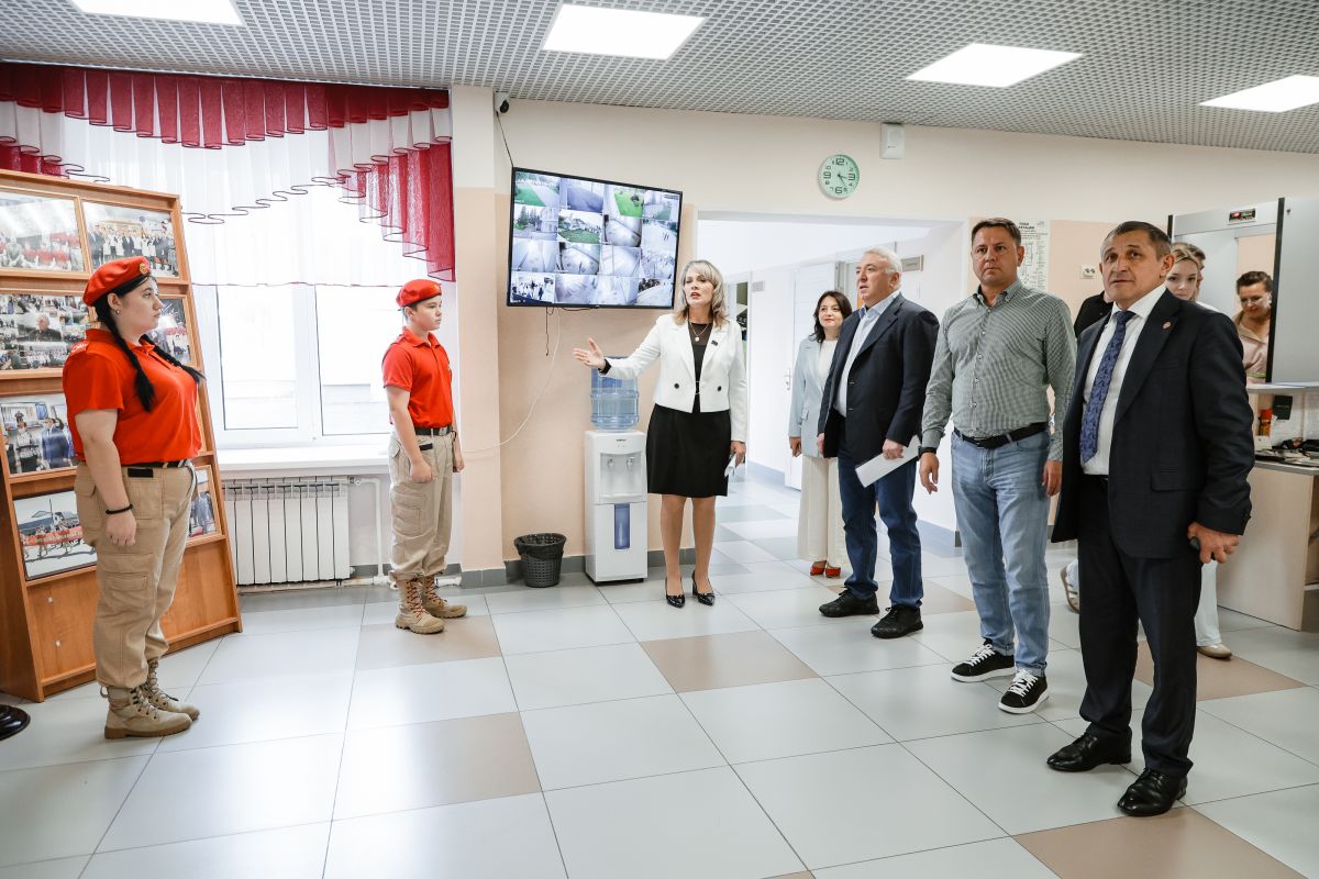 Депутаты Госдумы посетили в Лаишево школу и молодёжный центр