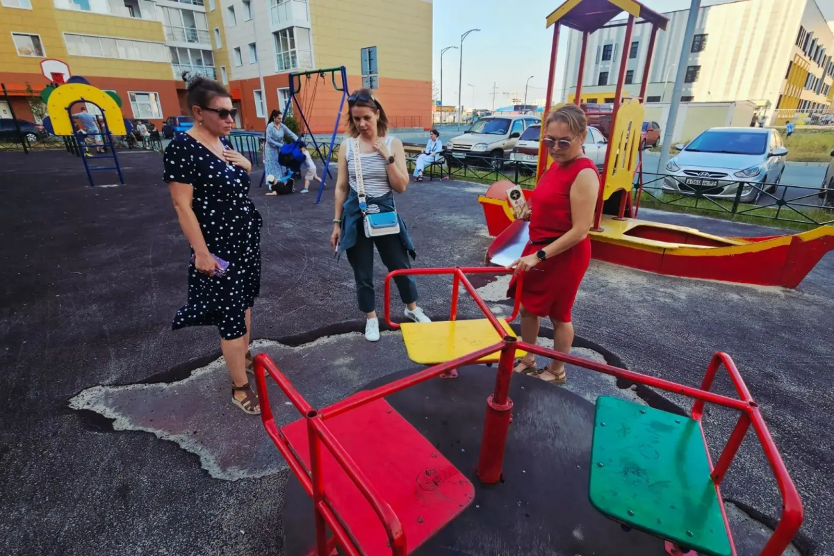 В Новом Уренгое проверили состояние детских игровых площадок