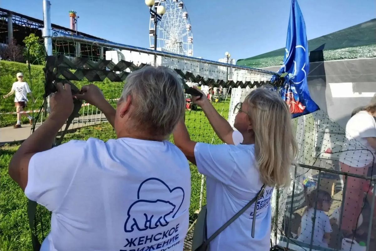 Активистки «Женского движения Единой России» в Саратове научили плетению масксетей и тактических браслетов