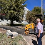 Александр Мордвинов проинспектировал ход реконструкции тротуара по улице Советской в Локомотивном