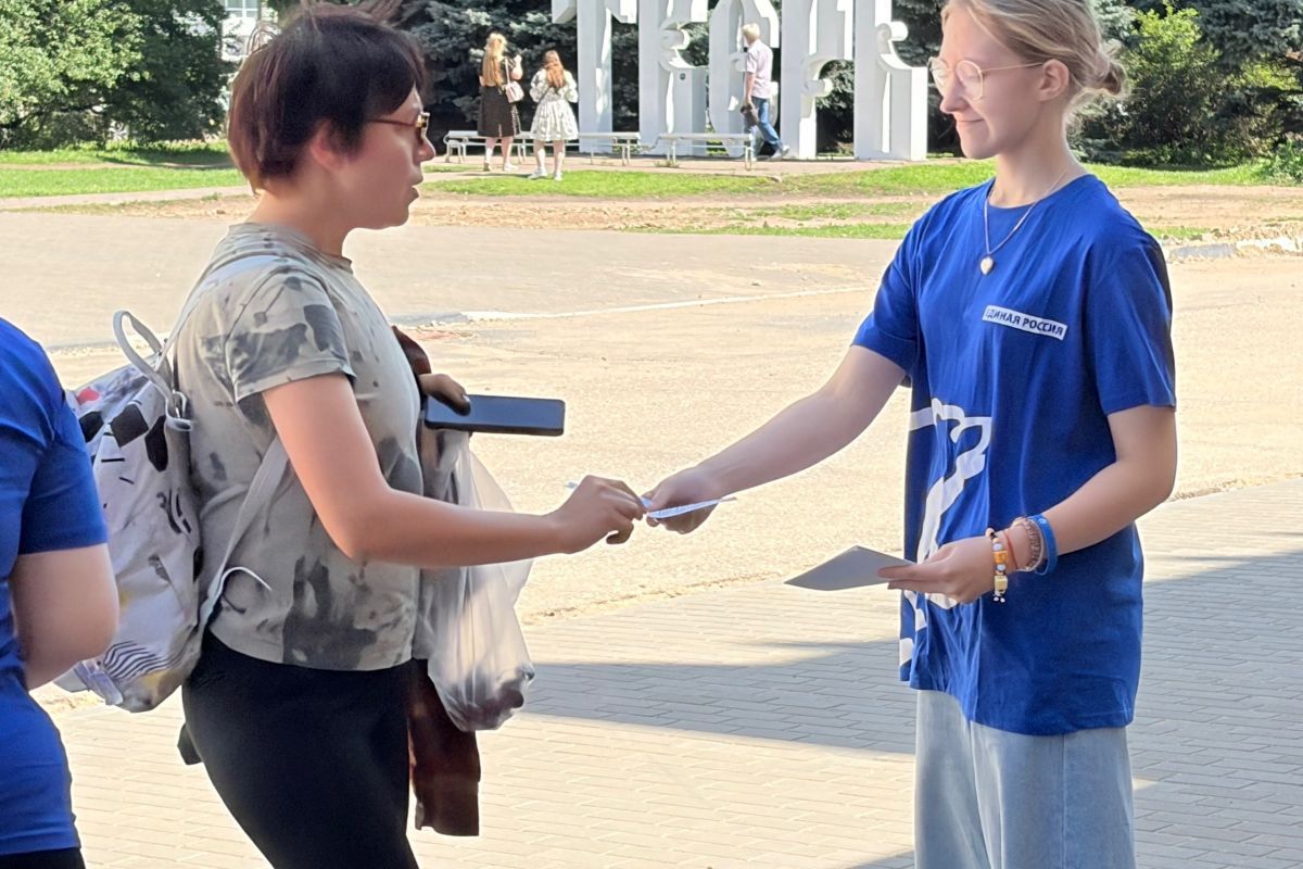 Активисты «Единой России» рассказали жителям Твери о правилах безопасности на железной дороге