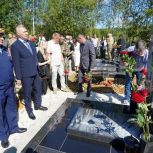 В память о бойце: в Березовском состоялась церемония открытия памятника Герою Российской Федерации Евгению Карпенко
