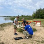 Пляж благоустраивают на берегу озера Невельское