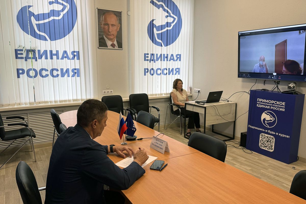 Александр Щербаков держит на контроле ситуацию с офтальмологической помощью в Ханкайском округе