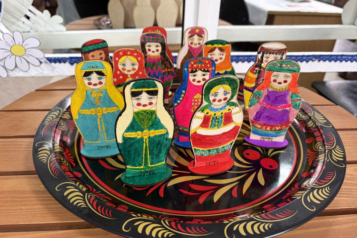 Активисты партпроекта «Крепкая семья» организовали мастер-класс по росписи матрёшки в Красноармейском Челябинской области